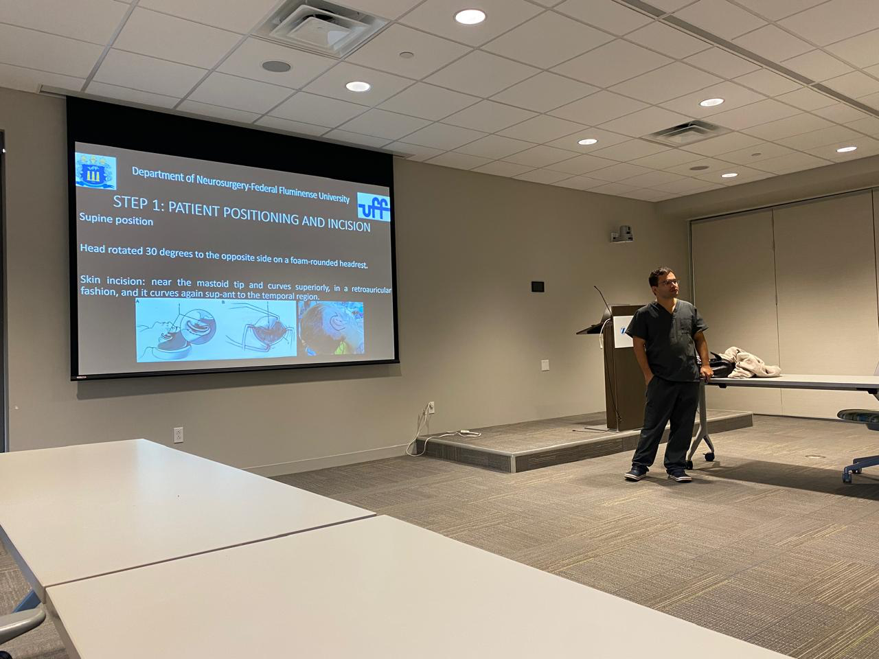 Dr. Messias Pacheco em palestra sobre neurocirurgia