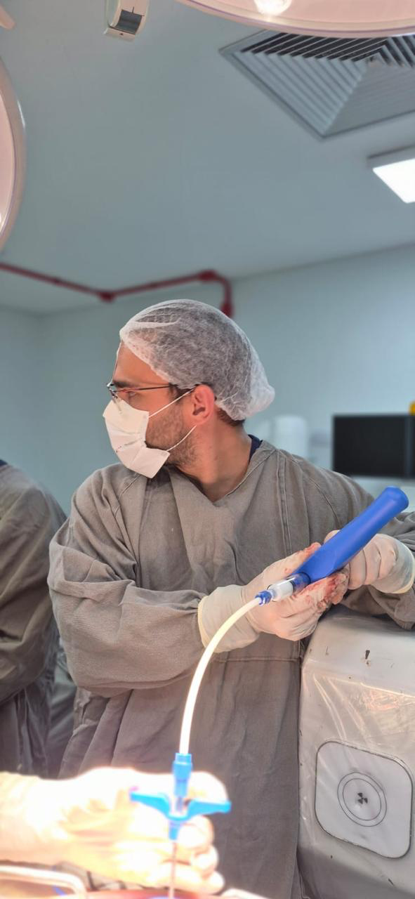 Centro cirúrgico durante cirurgia de neurocirurgia