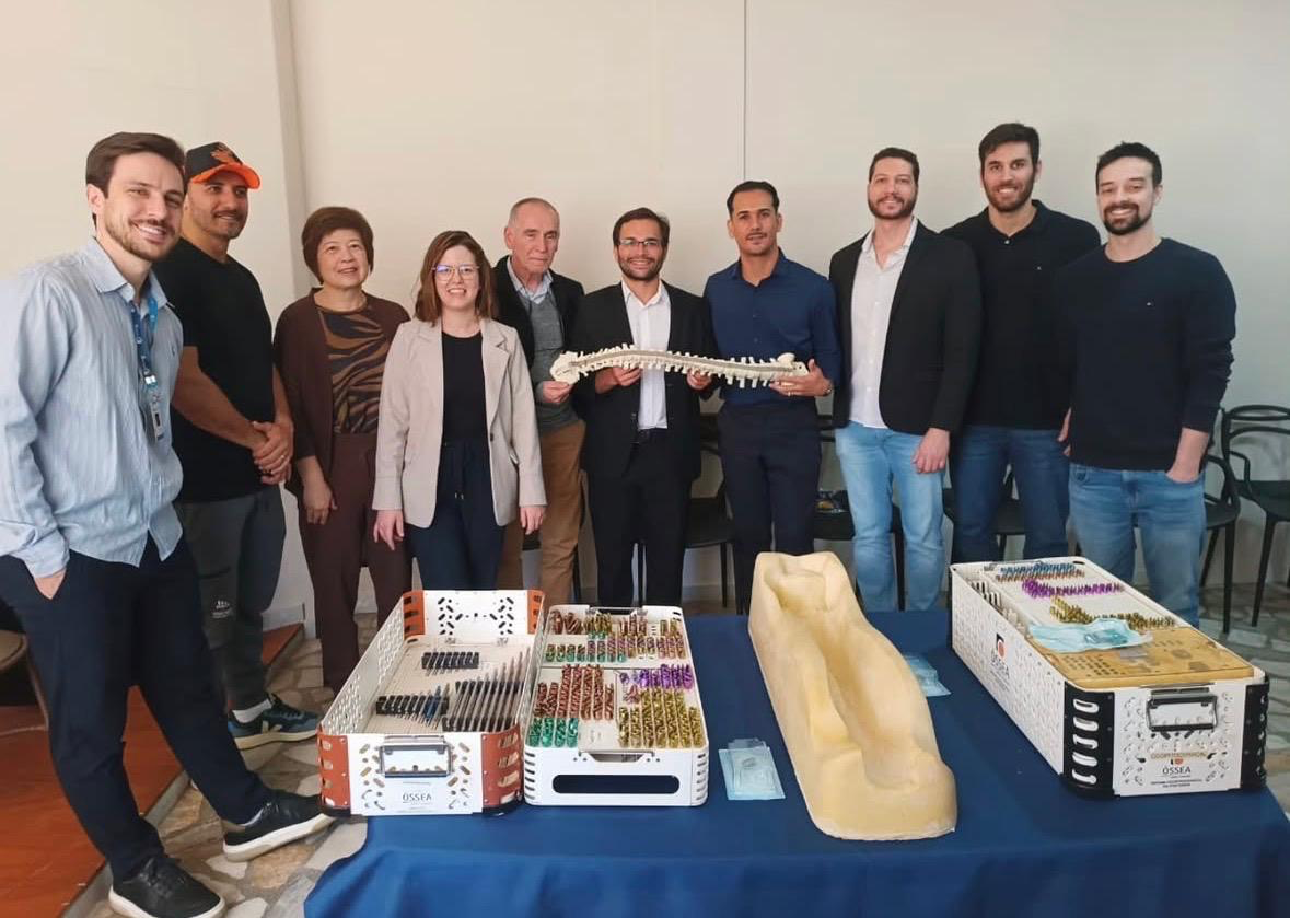 Dr. Messias Pacheco em evento com modelo anatômico de coluna