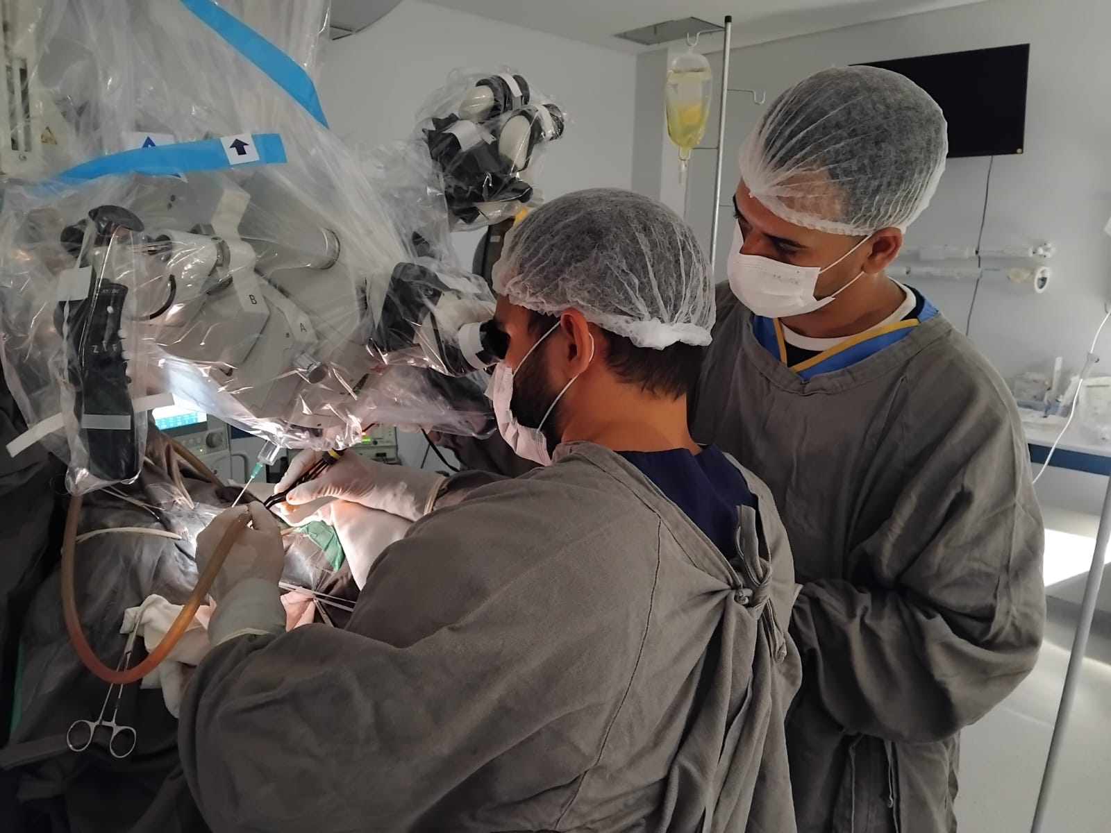 Atuação da equipe em procedimento neurocirúrgico